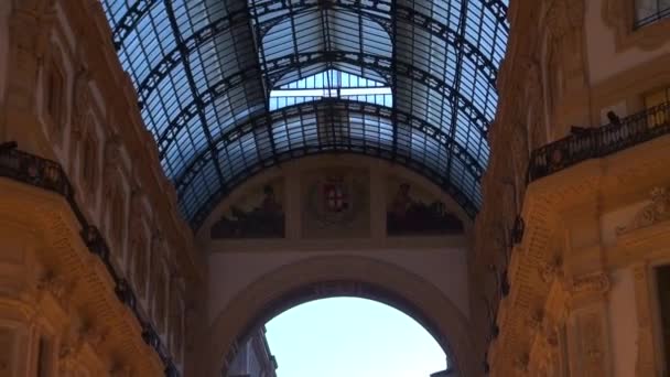 밀라노, 이탈리아-5 월 22 일: 밀라노에 위에서 본 갤러리아 비토리오 에마누엘레 2 세의 고유 볼 수 있습니다. 1875 년에 지어진이 갤러리는 Milan.50fps, 진짜 시간에서에서 가장 인기 있는 쇼핑 지역 중 하나 — 비디오