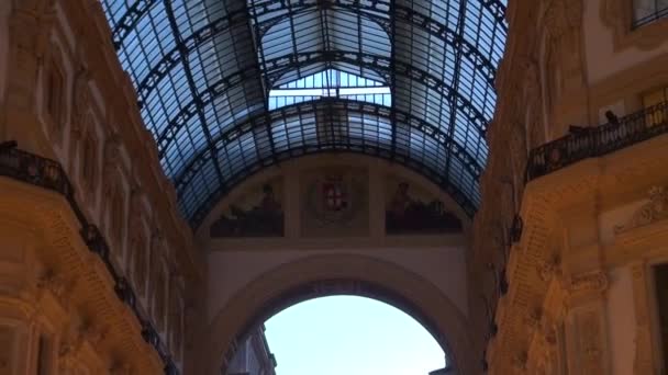 MILANO, ITALIA - 22 MAGGIO: Veduta unica della Galleria Vittorio Emanuele II vista dall'alto a Milano. Costruita nel 1875 questa galleria è una delle zone commerciali più popolari di Milano. 50fps, in tempo reale — Video Stock