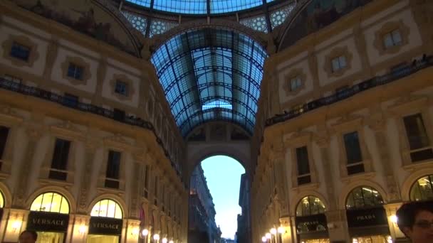 Μιλάνο, Ιταλία - 22 Μαΐου: Μοναδική θέα της Galleria Vittorio Emanuele Ii δει από ψηλά στο Μιλάνο. Χτισμένο το 1875 αυτή η στοά είναι μια από τις πιο δημοφιλείς εμπορικές περιοχές σε Milan.50fps, σε πραγματικό χρόνο — Αρχείο Βίντεο