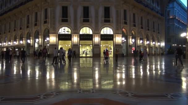 Milan, Olaszország - május 22-én: Egyedülálló kilátás a Galleria Vittorio Emanuele Ii felülről Milánóban. 1875-ben a Galéria egyike a leg--bb népszerű bevásárló-ban Milan.50fps, valós idejű — Stock videók