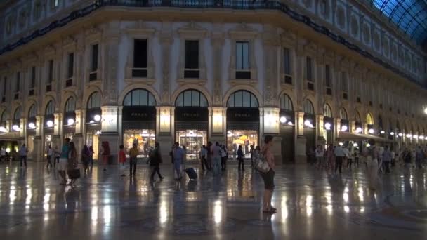 MILAN, ITALIE - 22 MAI : Vue unique de Galleria Vittorio Emanuele II vue d'en haut à Milan. Construit en 1875, cette galerie est l'un des quartiers commerçants les plus populaires de Milan.50fps, en temps réel — Video