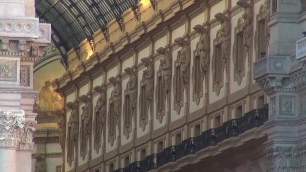 MILAN, ITALY - MAY 22: Pemandangan unik Galleria Vittorio Emanuele II terlihat dari atas di Milan. Dibangun pada tahun 1875 galeri ini adalah salah satu yang paling populer daerah perbelanjaan di Milan.50fps, real time — Stok Video