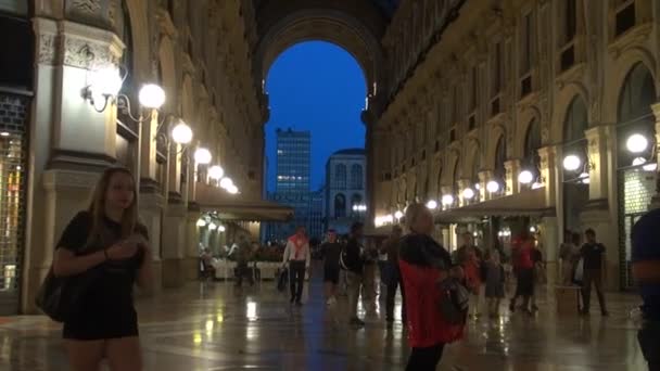 意大利米兰-5 月 22 日︰ 的拱廊维托里奥 · 埃莱二世从以上可见，在米兰的独特视角。建于 1875 年此库是在 Milan.50fps，实时最受欢迎的购物区之一 — 图库视频影像