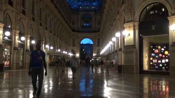 MILÁN, ITALIA - 21 DE MAYO: Vista única de la Galleria Vittorio Emanuele II vista desde arriba en Milán. Construida en 1875, esta galería es una de las zonas comerciales más populares de Milán.50fps, en tiempo real — Vídeo de stock