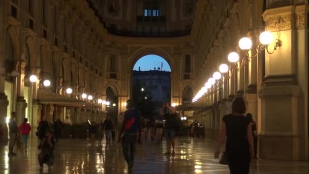 MILAN, ITALIE - 21 MAI : Vue unique de Galleria Vittorio Emanuele II vue d'en haut à Milan. Construit en 1875, cette galerie est l'un des quartiers commerçants les plus populaires de Milan.50fps, en temps réel — Video