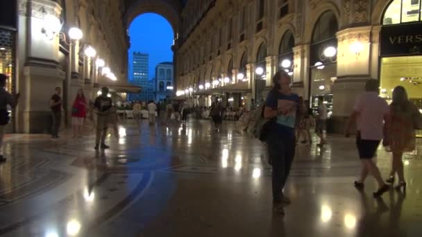 MILAN, ITALIE - 21 MAI : Vue unique de Galleria Vittorio Emanuele II vue d'en haut à Milan. Construit en 1875, cette galerie est l'un des quartiers commerçants les plus populaires de Milan.50fps, en temps réel — Video