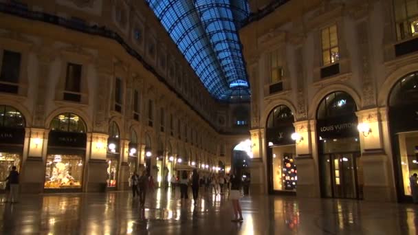 MILANO, ITALIA - 21 MAGGIO: Veduta unica della Galleria Vittorio Emanuele II vista dall'alto a Milano. Costruita nel 1875 questa galleria è una delle zone commerciali più popolari di Milano. 50fps, in tempo reale — Video Stock