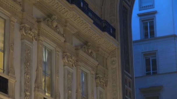 Μιλάνο, Ιταλία - 21 Μαΐου: Μοναδική θέα της Galleria Vittorio Emanuele Ii δει από ψηλά στο Μιλάνο. Χτισμένο το 1875 αυτή η στοά είναι μια από τις πιο δημοφιλείς εμπορικές περιοχές σε Milan.50fps, σε πραγματικό χρόνο — Αρχείο Βίντεο