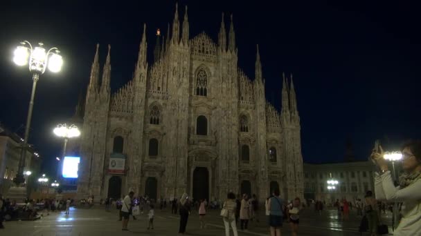 MILAN, ITALIE-circa 2016 : Piazza Duomo la nuit à Milan, Italie, 50fps, en temps réel — Video