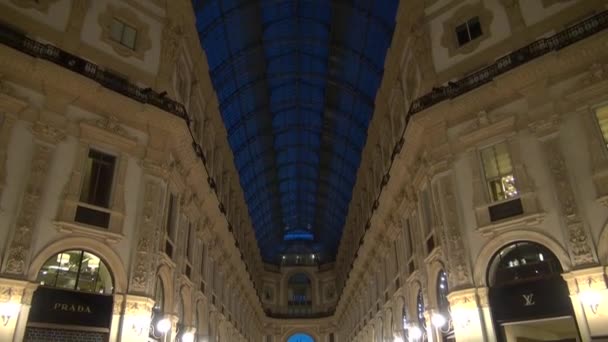 Milán, Itálie – 21. května: Jedinečný pohled z ptačí perspektivy v Miláně Galleria Vittorio Emanuele Ii. Postaven v roce 1875 tato galerie je jedním z nejoblíbenějších nákupních oblastí v Milan.50fps, reálném čase — Stock video