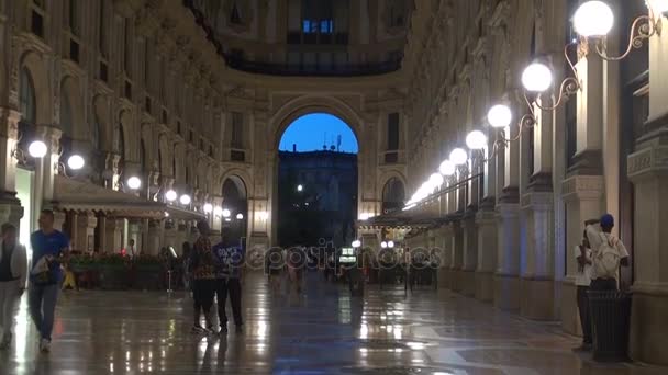 Μιλάνο, Ιταλία - 21 Μαΐου: Μοναδική θέα της Galleria Vittorio Emanuele Ii δει από ψηλά στο Μιλάνο. Χτισμένο το 1875 αυτή η στοά είναι μια από τις πιο δημοφιλείς εμπορικές περιοχές σε Milan.50fps, σε πραγματικό χρόνο — Αρχείο Βίντεο
