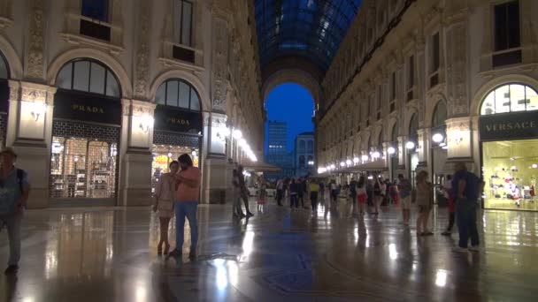 MILANO, ITALIA - 21 MAGGIO: Veduta unica della Galleria Vittorio Emanuele II vista dall'alto a Milano. Costruita nel 1875 questa galleria è una delle zone commerciali più popolari di Milano. 50fps, in tempo reale — Video Stock
