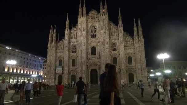 밀라노, 이탈리아-2016 년경: 밀라노, 이탈리아, 50 fps, 실시간으로 밤에 피아 자 두오모 — 비디오