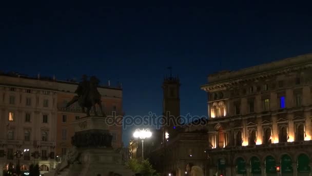 Milano, Italien-circa 2016: Piazza Duomo på natten i Milano, Italien, 50fps, realtid — Stockvideo