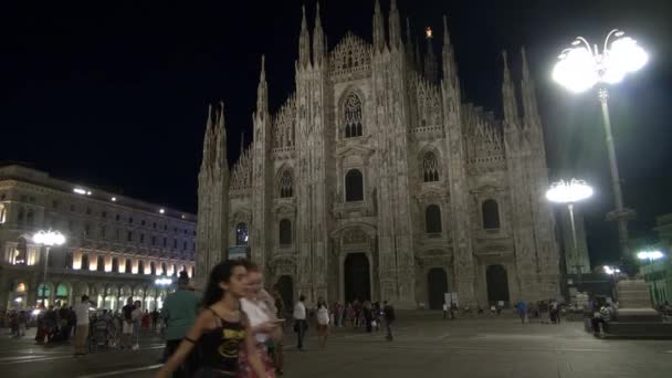 밀라노, 이탈리아-2016 년경: 밀라노, 이탈리아, 50 fps, 실시간으로 밤에 피아 자 두오모 — 비디오