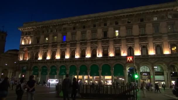 MILÃO, ITÁLIA-circa 2016: Piazza Duomo à noite em Milão, Itália, 50fps, em tempo real — Vídeo de Stock