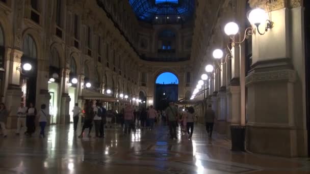 Mailand, Italien - 21. Mai: einzigartige Ansicht der Galleria vittorio emanuele ii von oben gesehen in Mailand. erbaut 1875 ist diese galerie eine der beliebtesten einkaufsstraßen in milan.50fps, echtzeit — Stockvideo