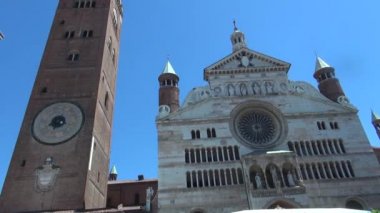 Cremona, İtalya - 2016 yaklaşık: Cremona Katedrali, 1196, kutsandı Romanesk tarzda inşa edilmiş ve daha sonra Gotik, Rönesans ve Barok öğelerle genişletilmiş. 50 fps, gerçek zamanlı