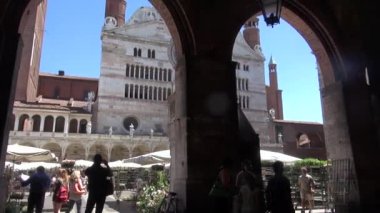 Cremona, İtalya - 2016 yaklaşık: Cremona Katedrali, 1196, kutsandı Romanesk tarzda inşa edilmiş ve daha sonra Gotik, Rönesans ve Barok öğelerle genişletilmiş. 50 fps, gerçek zamanlı