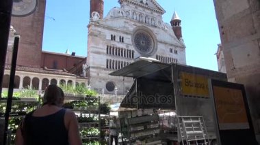 Cremona, İtalya - 2016 yaklaşık: Cremona Katedrali, 1196, kutsandı Romanesk tarzda inşa edilmiş ve daha sonra Gotik, Rönesans ve Barok öğelerle genişletilmiş. 50 fps, gerçek zamanlı