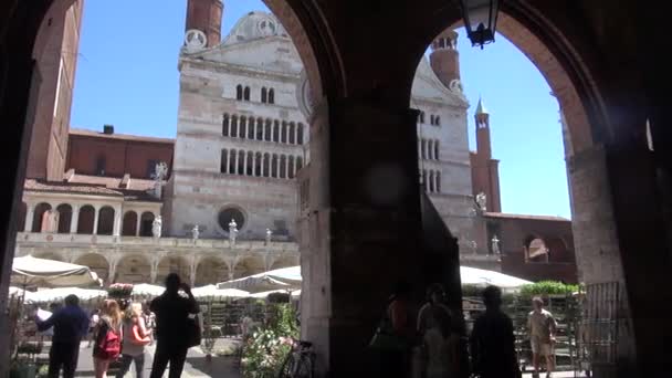 CREMONA, ITÁLIA - por volta de 2016: A Catedral de Cremona, consagrada em 1196, foi construída em estilo românico e posteriormente ampliada com elementos góticos, renascentistas e barrocos. 50 fps, em tempo real — Vídeo de Stock