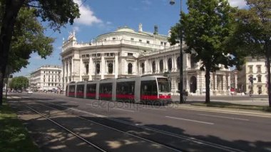 Viyana, Avusturya - 16 Mayıs: Ringstrasse Burgtheater ve kırmızı tramvay ile en önemli caddelerinden biridir. Viyana 