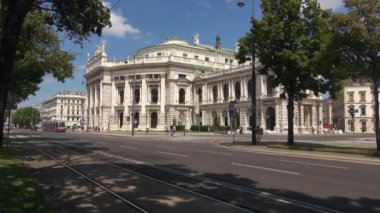 Viyana, Avusturya - 16 Mayıs: Ringstrasse Burgtheater ve kırmızı tramvay ile en önemli caddelerinden biridir. Viyana 