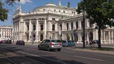 Viyana, Avusturya - 16 Mayıs: Ringstrasse Burgtheater ve kırmızı tramvay ile en önemli caddelerinden biridir. Viyana 