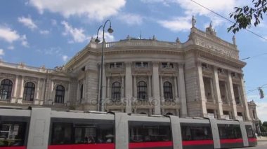 Viyana, Avusturya - 16 Mayıs: Ringstrasse Burgtheater ve kırmızı tramvay ile en önemli caddelerinden biridir. Viyana 