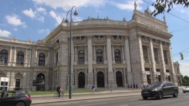 Viyana, Avusturya - 16 Mayıs: Ringstrasse Burgtheater ve kırmızı tramvay ile en önemli caddelerinden biridir. Viyana 