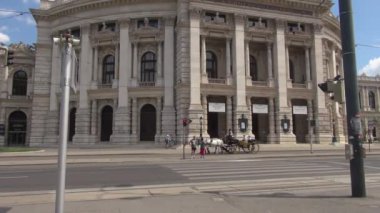 Viyana, Avusturya - 16 Mayıs: Ringstrasse Burgtheater ve kırmızı tramvay ile en önemli caddelerinden biridir. Viyana 