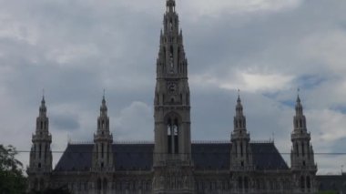 Viyana - 16 Temmuz: Ringstrasse ile Rathouse en önemli caddelerinden biridir. Viyana 1 757 000 kişilerle şehirlerinden yüzlerce 