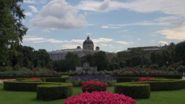 Vienna, Avusturya - Temmuz, 2017: Volksgarten (insanların Bahçe) Innere Stadt bölge Viyana Hofburg Sarayı parçasıdır ve 1823 halka açılan genel bir park olduğunu..