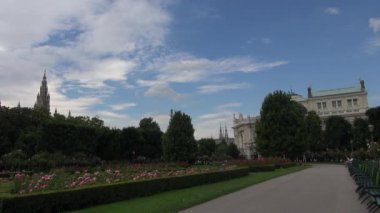 Vienna, Avusturya - Temmuz, 2017: Volksgarten (insanların Bahçe) Innere Stadt bölge Viyana Hofburg Sarayı parçasıdır ve 1823 halka açılan genel bir park olduğunu..