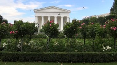 Vienna, Avusturya - Temmuz, 2017: Volksgarten (insanların Bahçe) Innere Stadt bölge Viyana Hofburg Sarayı parçasıdır ve 1823 halka açılan genel bir park olduğunu..