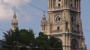 Viyana - 16 Temmuz: Ringstrasse ile Rathouse en önemli caddelerinden biridir. Viyana 1 757 000 kişilerle şehirlerinden yüzlerce 