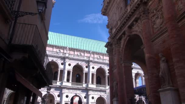 Vicenza, Itálie, cca 2016: velké náměstí města se Slavná památka nazývá Basilica Palladiana — Stock video