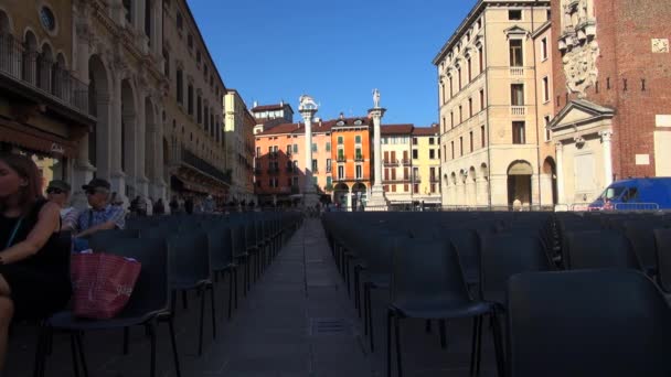 Vicenza, Italien, ca. 2016: der große Hauptplatz der Stadt mit dem berühmten Monument Basilica Palladiana — Stockvideo