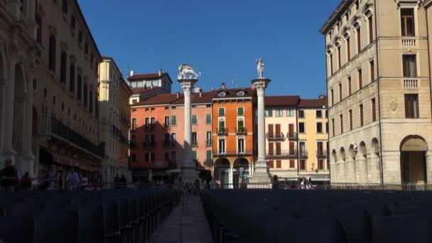 Vicenza, Włochy, circa 2016: duże głównego placu miasta ze słynnym pomnikiem o nazwie Basilica Palladiana — Wideo stockowe