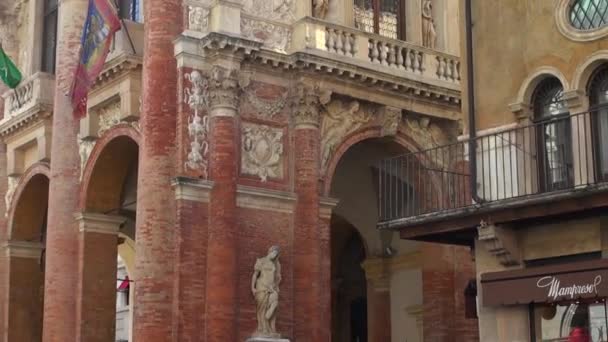 Vicenza, Italien, ca. 2016: der große Hauptplatz der Stadt mit dem berühmten Monument Basilica Palladiana — Stockvideo