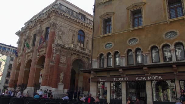 Vicenza, Itálie, cca 2016: velké náměstí města se Slavná památka nazývá Basilica Palladiana — Stock video