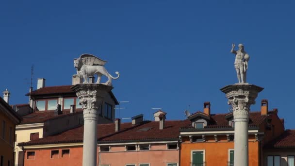 ヴィチェンツァ、イタリア、2016 年頃: 楽しめますと呼ばれる有名な記念碑が付いている都市の大きなメイン広場 — ストック動画