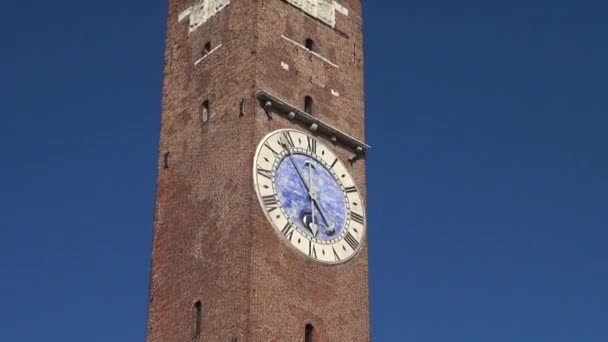 Vicenza, Itália, por volta de 2016: a grande praça principal da cidade com o famoso monumento chamado BASILICA PALLADIANA — Vídeo de Stock