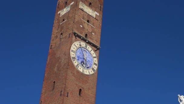 Vicenza, Italia, alrededor de 2016: la gran plaza principal de la ciudad con el famoso monumento llamado BASILICA PALLADIANA — Vídeo de stock