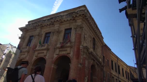 Vicenza, Italia, alrededor de 2016: la gran plaza principal de la ciudad con el famoso monumento llamado BASILICA PALLADIANA — Vídeos de Stock