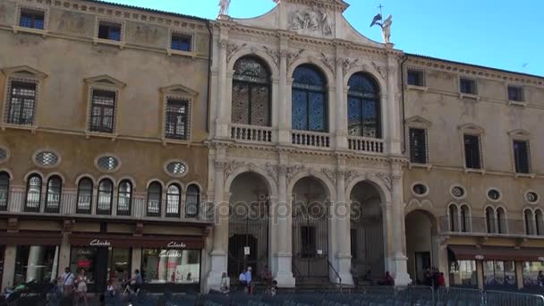 Vicenza, Italia, alrededor de 2016: la gran plaza principal de la ciudad con el famoso monumento llamado BASILICA PALLADIANA — Vídeos de Stock