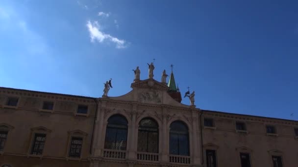 Vicence, Italie, vers 2016 : la grande place principale de la ville avec le célèbre monument appelé BASILICA PALLADIANA — Video