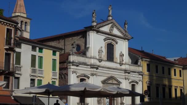 Vicenza, Itália, por volta de 2016: a grande praça principal da cidade com o famoso monumento chamado BASILICA PALLADIANA — Vídeo de Stock