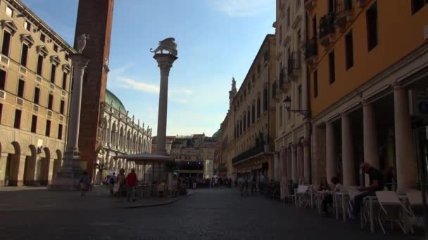 Vicenza, Italy, circa 2016: the big main square of the city with the famous monument called BASILICA PALLADIANA — Stock Video