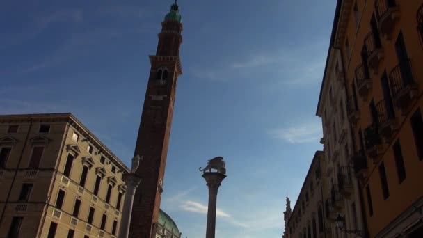 Vicenza, Italia, alrededor de 2016: la gran plaza principal de la ciudad con el famoso monumento llamado BASILICA PALLADIANA — Vídeos de Stock